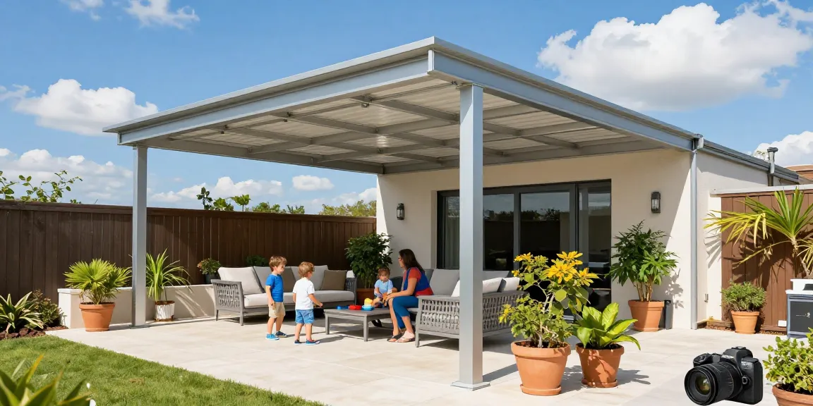 Moderne Terrassenüberdachung aus Aluminium mit Familie im Garten.